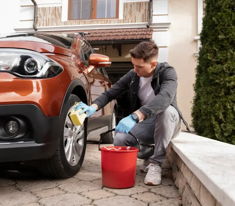 Lavage auto à domicile Lézignan-Corbières : professionnel intervenant sur un véhicule
